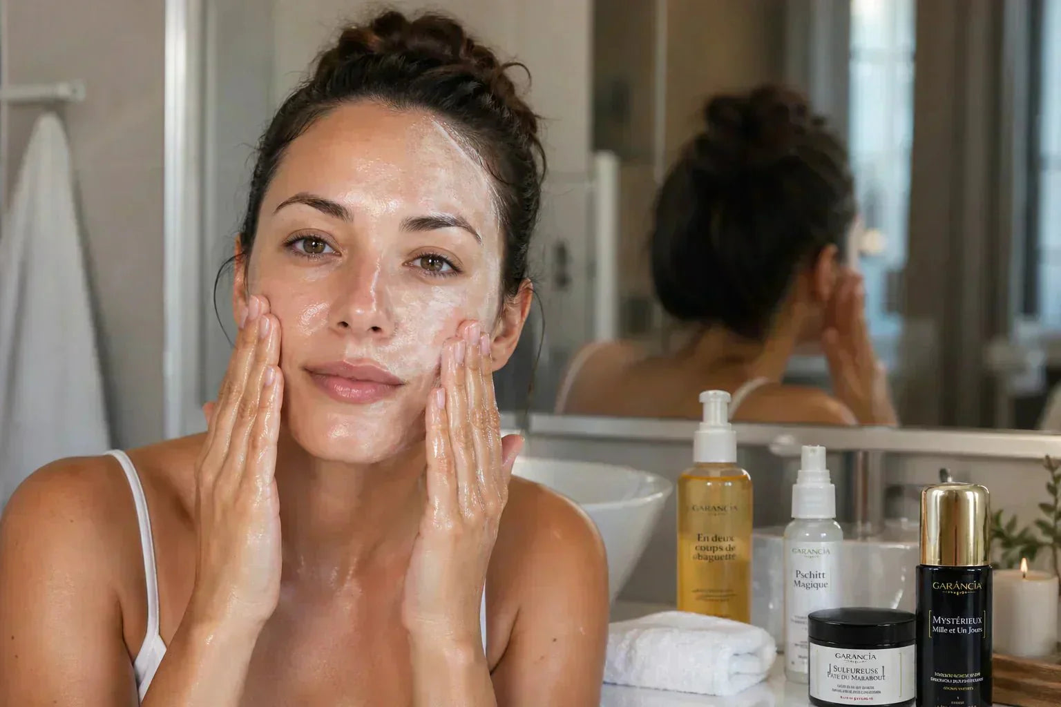 Comment enlever la crème solaire sur le visage : femme réalisant un double nettoyage avec huile démaquillante et soins visage