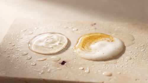 texture de gel douche et d'huile lavante comparées côte à côte