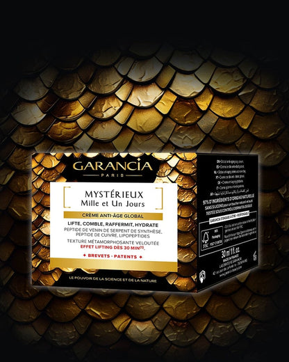 Laboratoire Garancia Anti-Âge & Anti-Rides [ MYSTÉRIEUX Mille et Un Jours ] : posée sur un fond d'écailles de serpent dorées et noires. L'étiquette principale mentionne les actions : lifte, comble, raffermit, hydrate. Le côté droit du packaging détaille le volume (30ml) et la mention 97% d'ingrédients d'origine naturelle.
